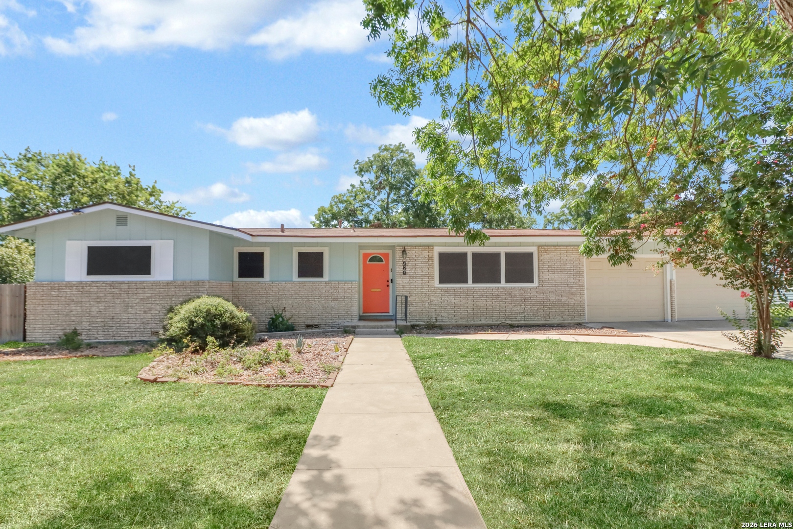 827 W MERRIWEATHER ST, New Braunfels, TX 78130 — photo 1