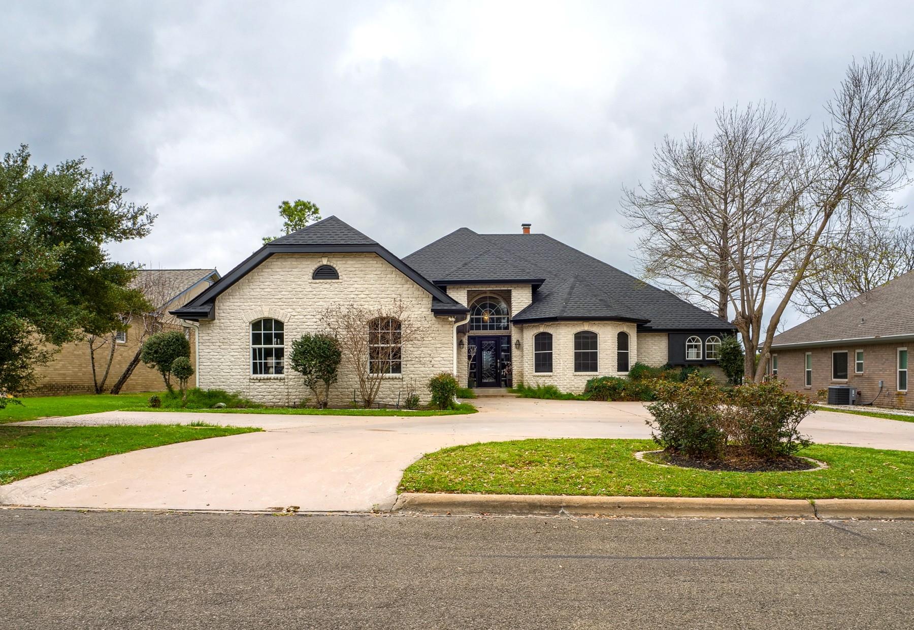 415  Saint Andrews St, Meadowlakes, TX 78654 — photo 1
