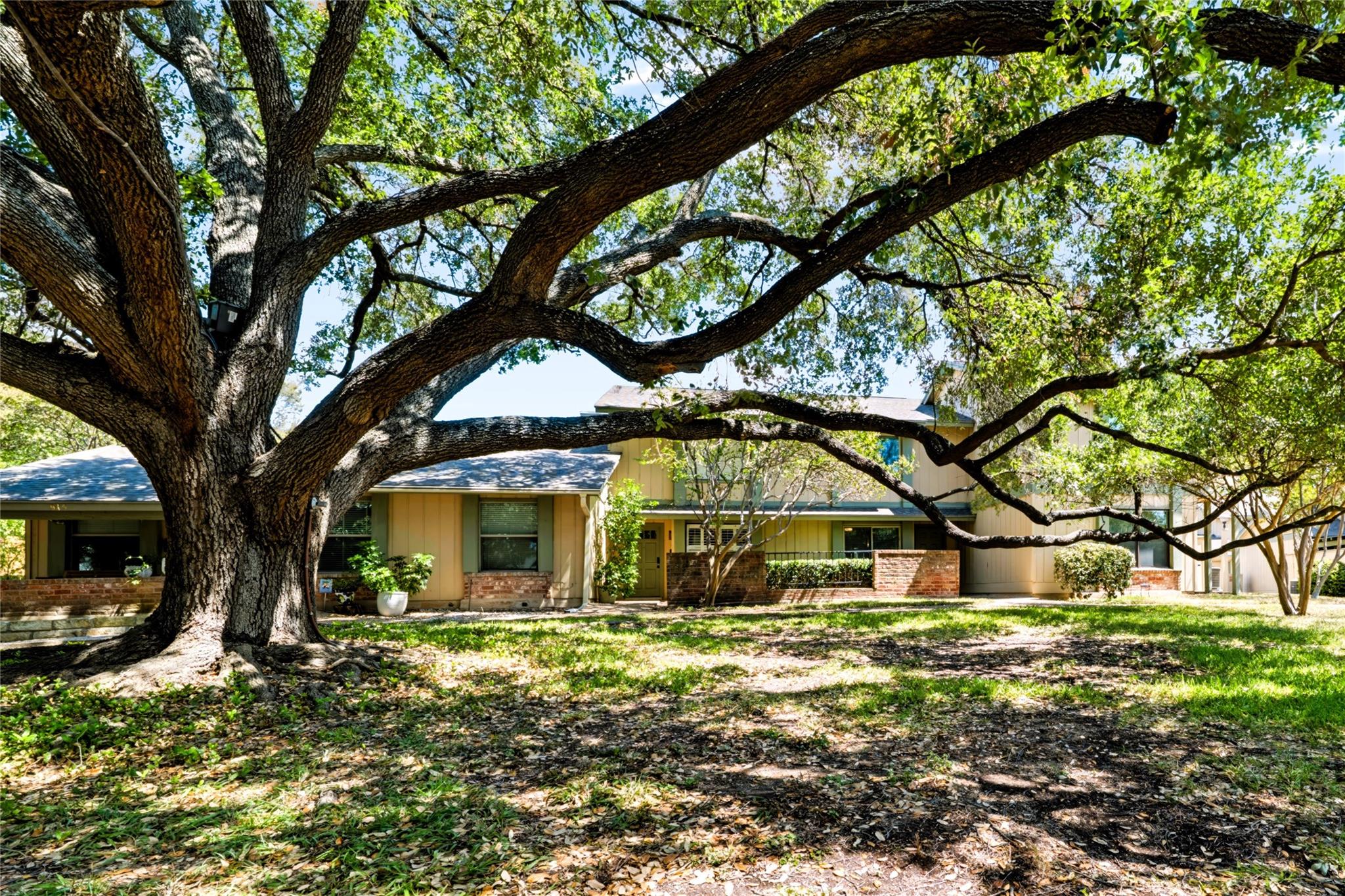 911 W Village Ln, Austin, TX 78758 — photo 1