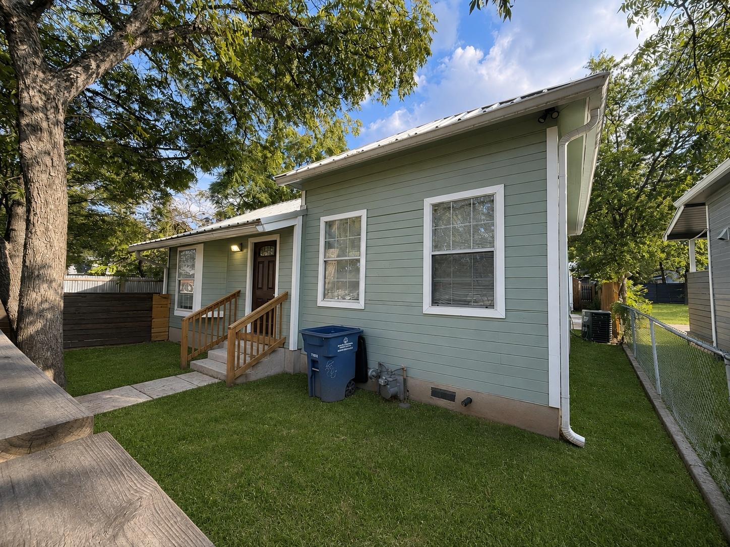 907 E 3rd St, Austin, TX 78702 — photo 1