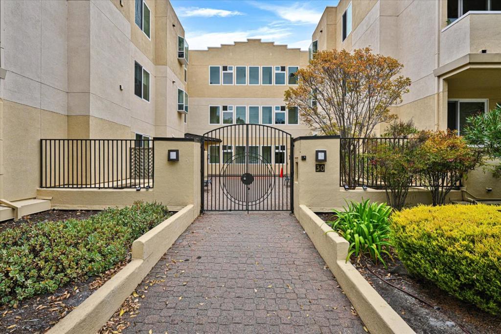 30 Lorton Avenue 303, Burlingame, CA 94010 — photo 1