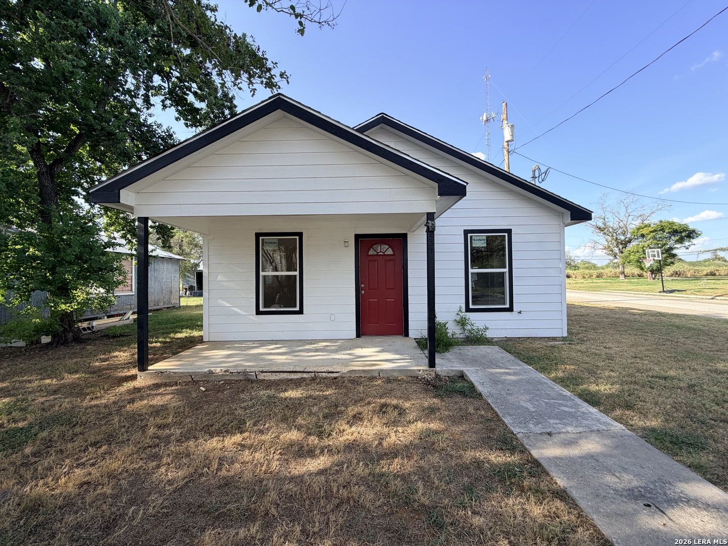 539 WACO ST, Pleasanton, TX 78064 — photo 1