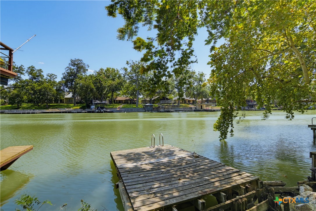 924 Lake, Seguin, TX 78155 — photo 1