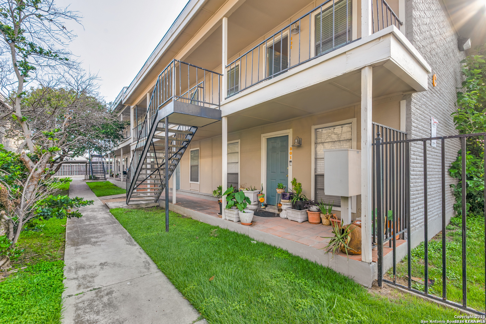 255 E Rampart Dr, San Antonio, TX 78216 — photo 1