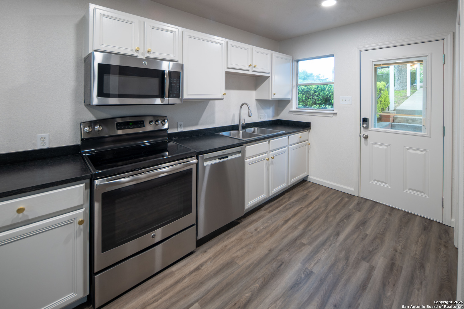526 Cypress, ,  78123 — photo 1