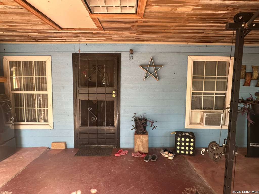 518 SW 18TH St, San Antonio, TX 78207 — photo 1