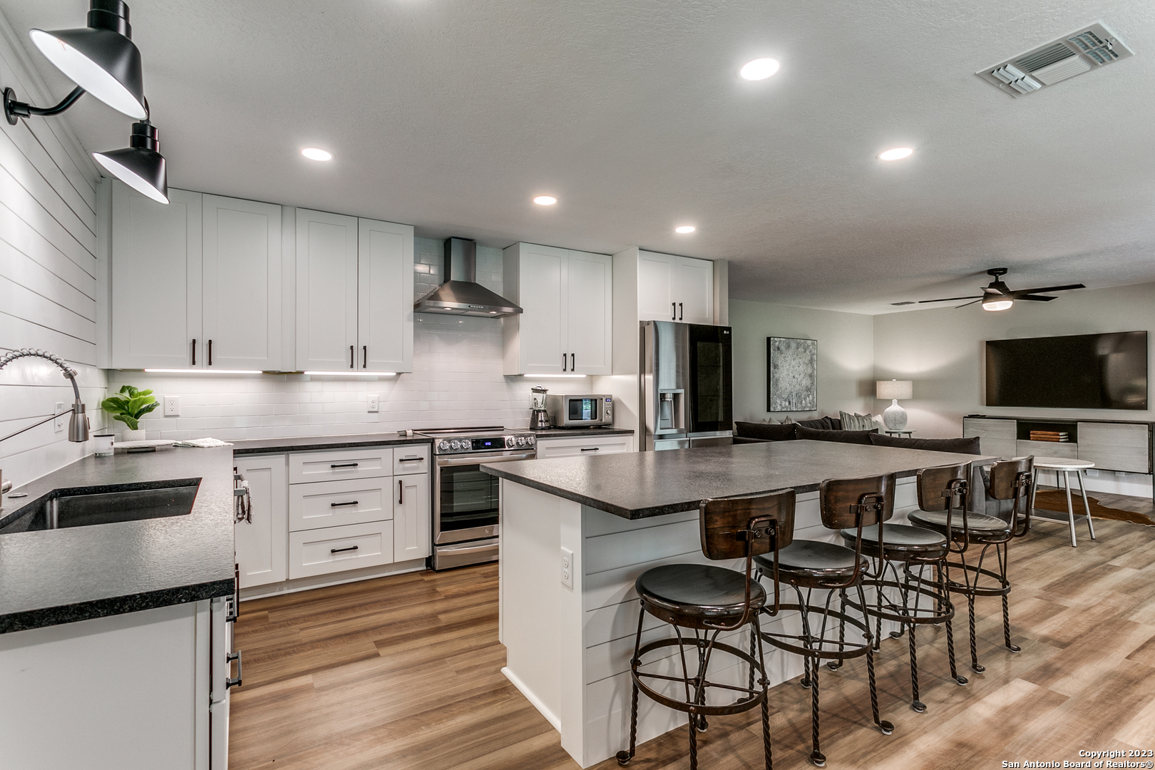 7619 Valley Trails St, San Antonio, TX 78250 — photo 1