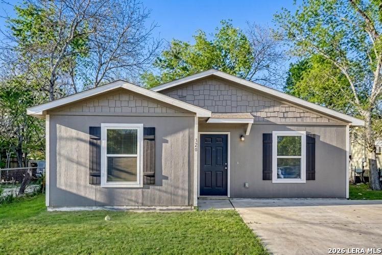 528 E NEW BRAUNFELS ST, Seguin, TX 78155 — photo 1