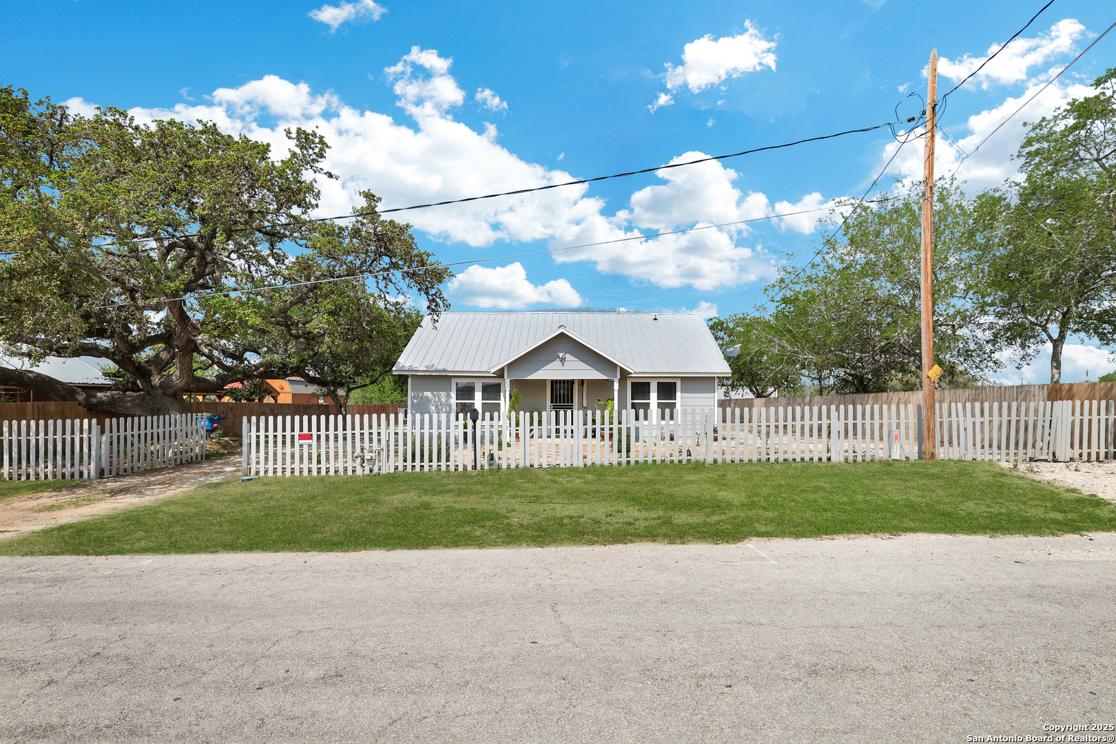 507 Hayden, Devine, TX 78016 — photo 1