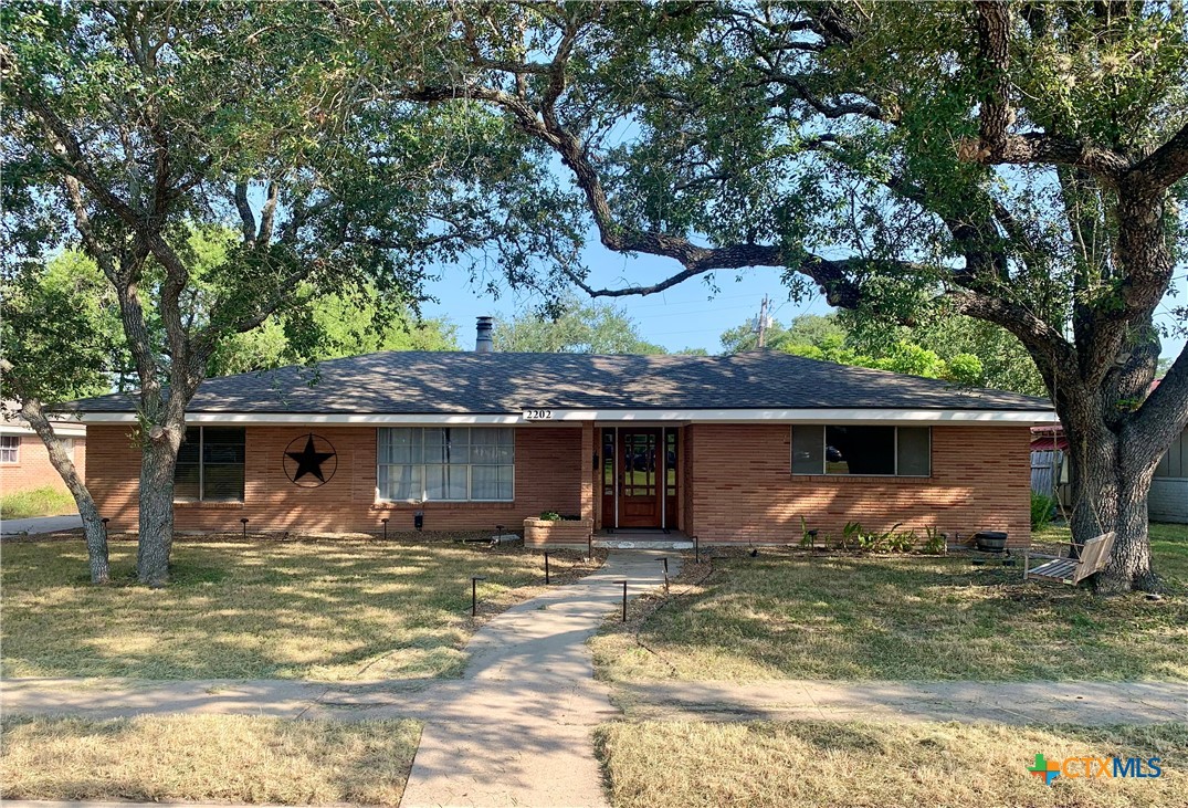 2202 E Loma Vista Avenue, Victoria, TX 77901 — photo 1