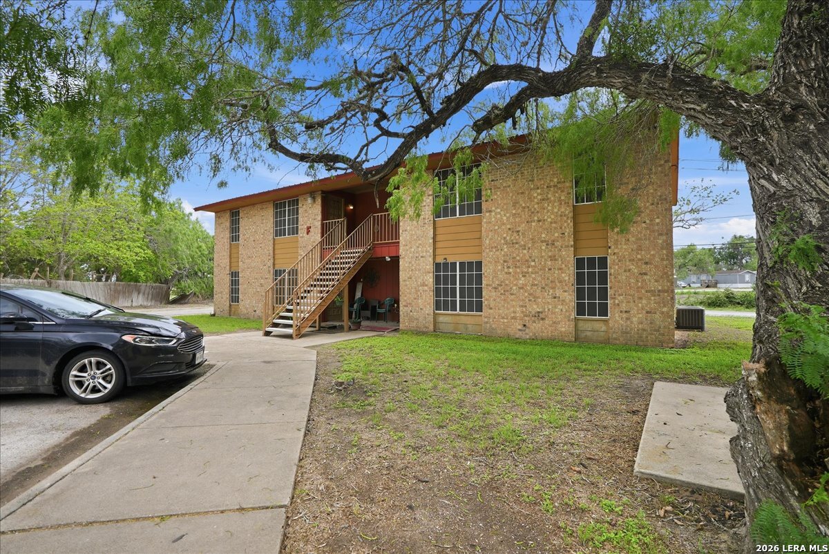 600 E CROCKETT ST, Beeville, TX 78102 — photo 1