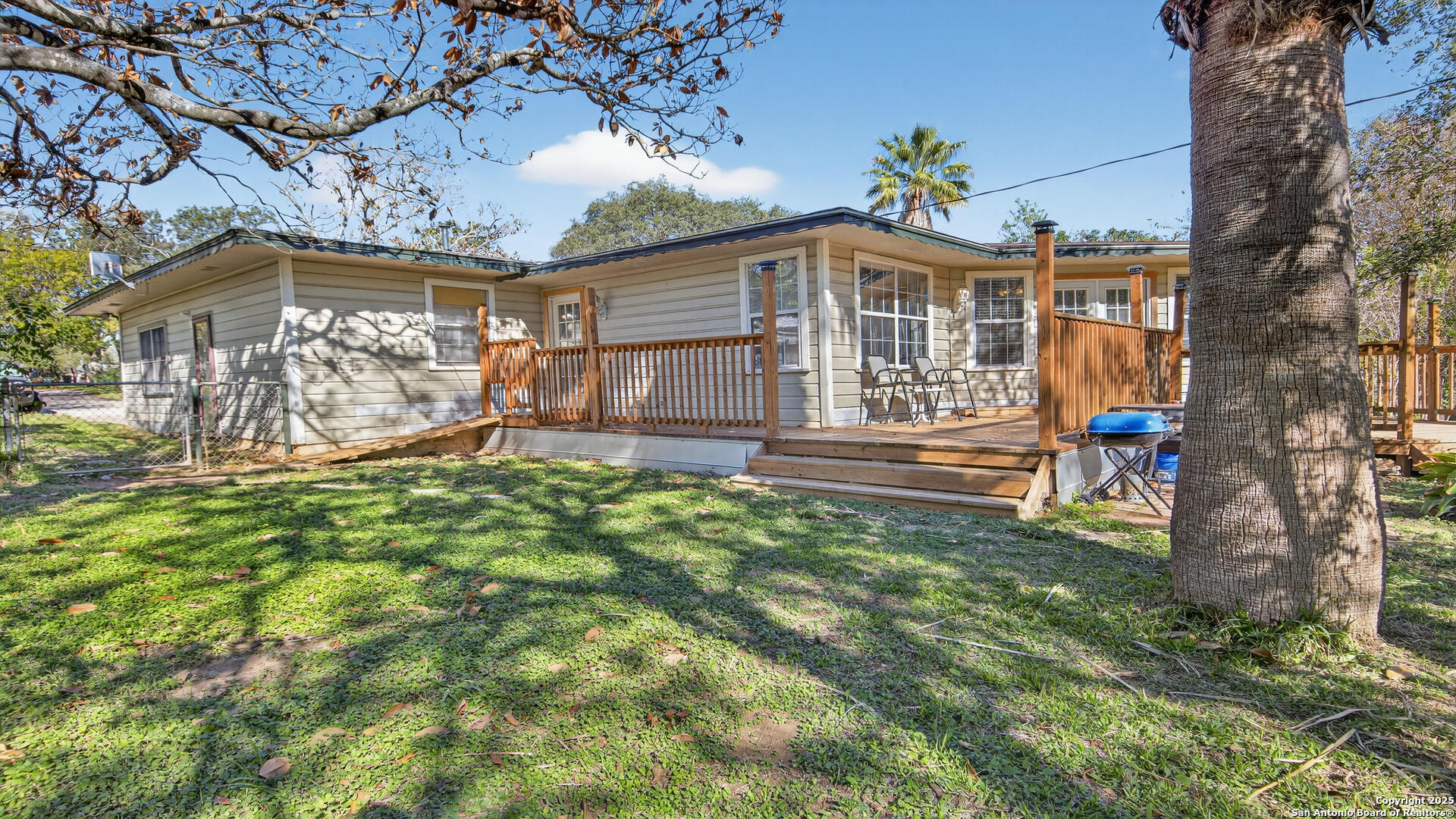 1508 E St, Floresville, TX 78114 — photo 1