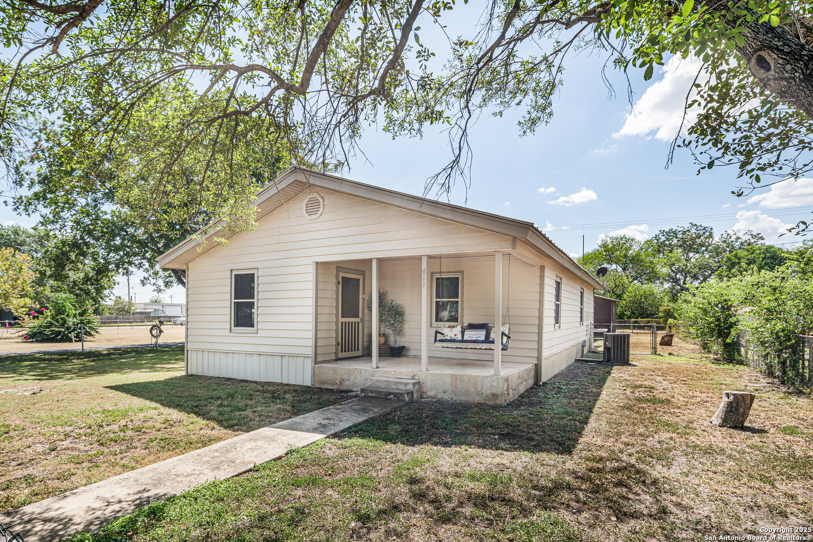611 AUSTIN ST, ,  78881 — photo 1