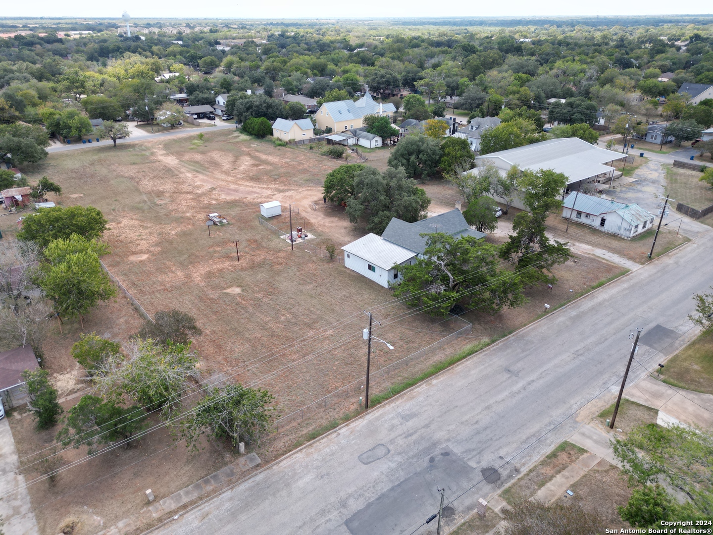 1510 C St, Floresville, TX 78114 — photo 1
