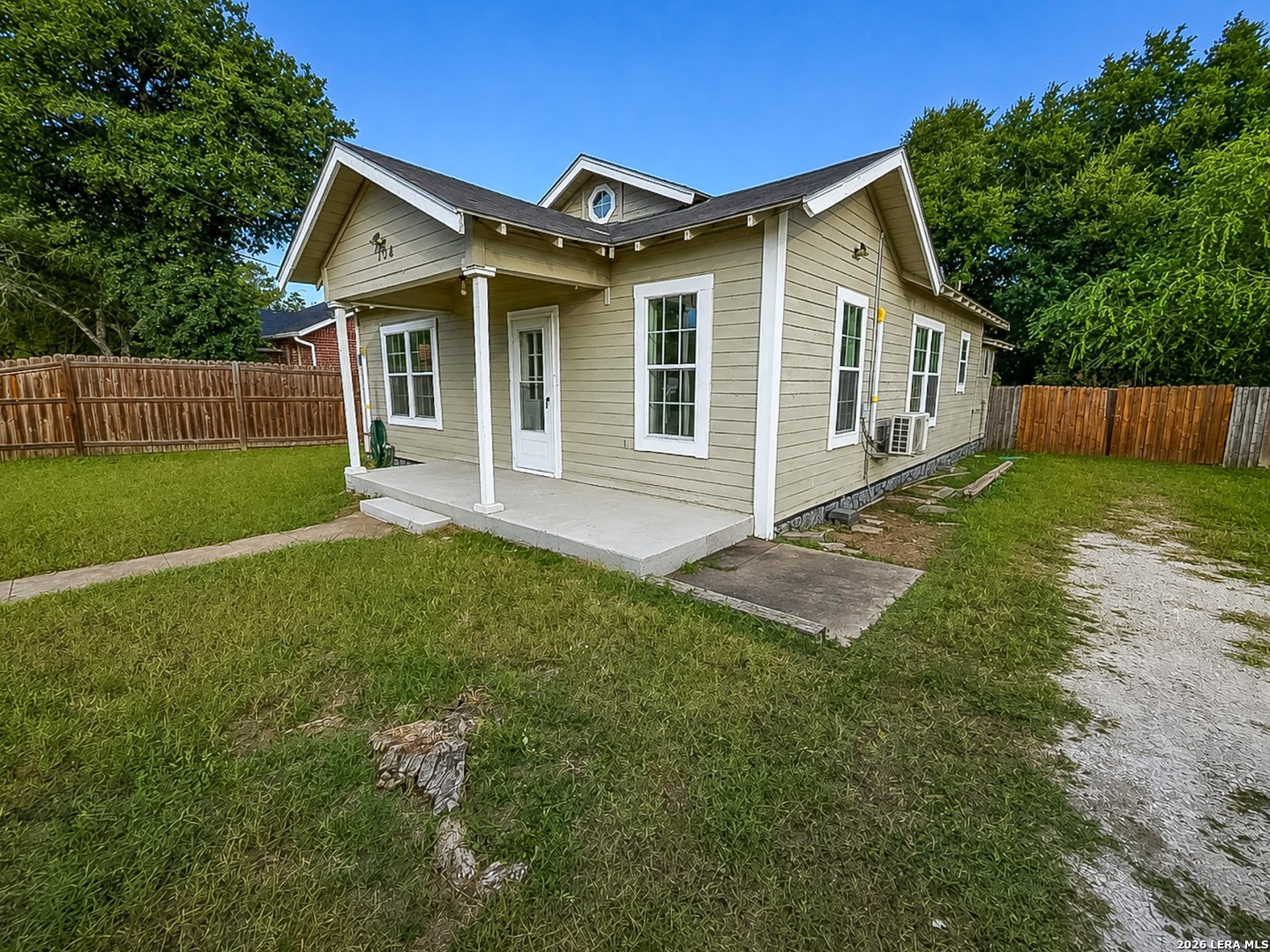 104 E Hutchinson
