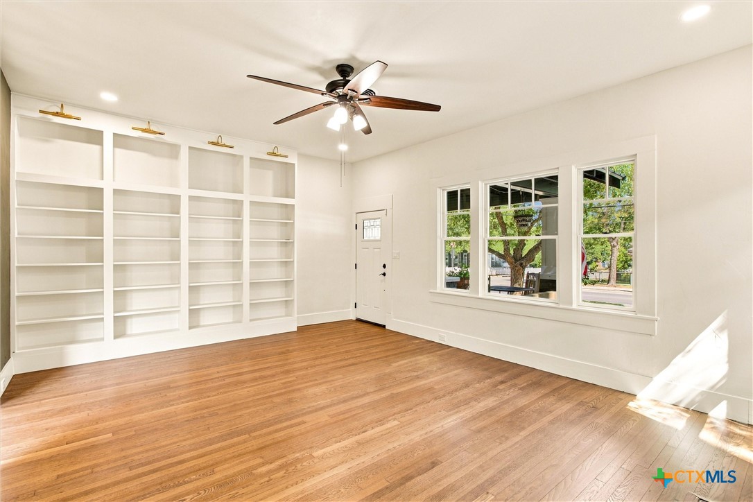 902 Hopkins, San Marcos, TX 78666 — photo 1