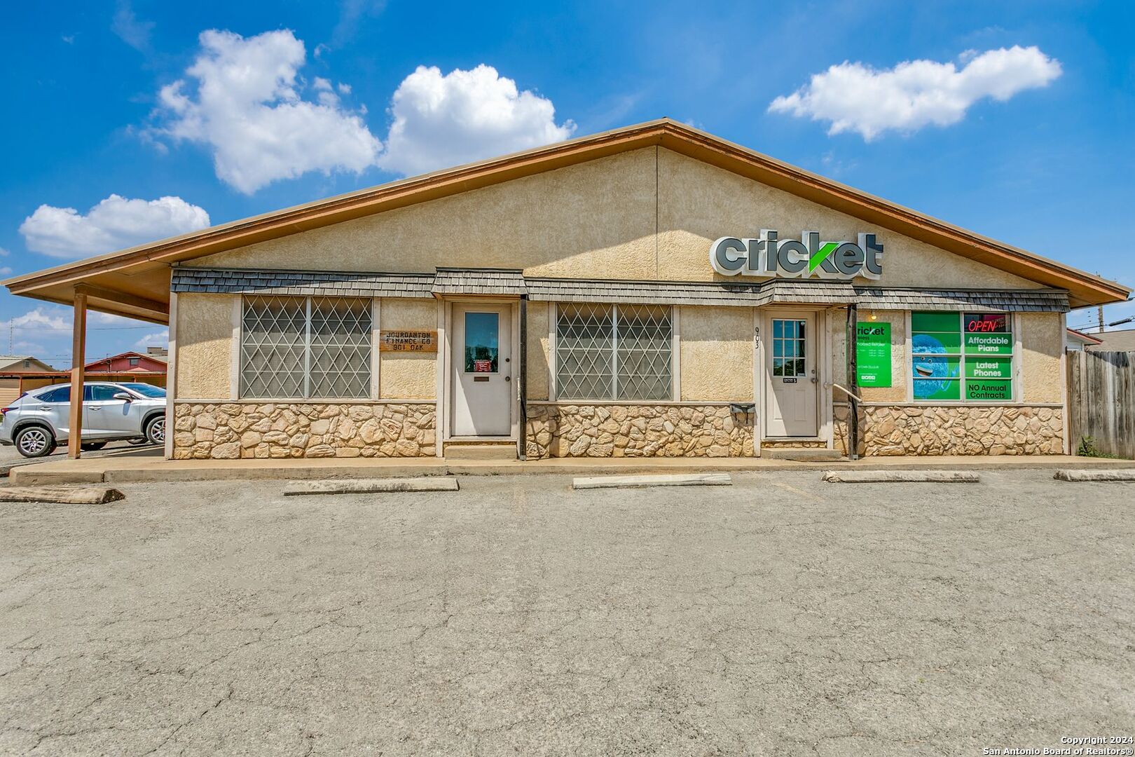 901 OAK ST, Jourdanton, TX 78026 — photo 1