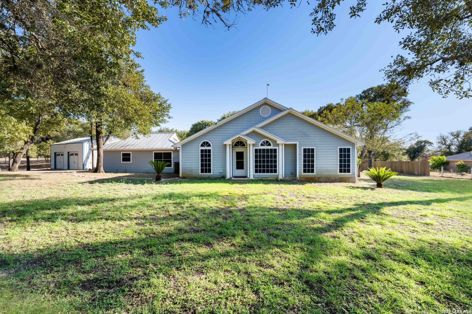 104 scenic oak, Floresville, TX 78114 — photo 1