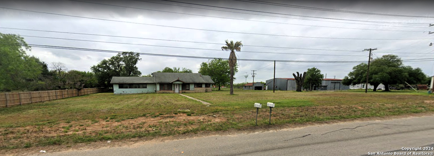 2125 10th St, Floresville, TX 78114 — photo 1