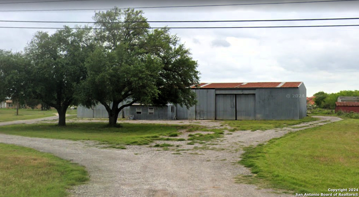 2119 10th ST, Floresville, TX 78114 — photo 1