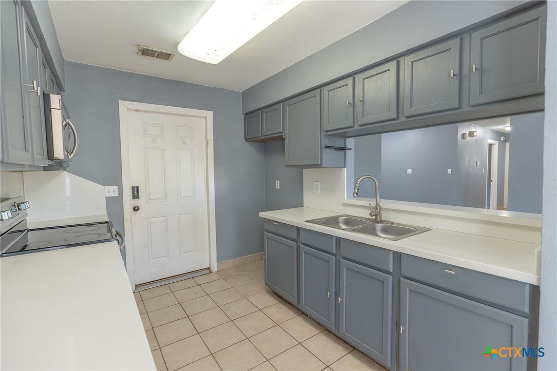 406 Trent, Victoria, TX 77905 — photo 1