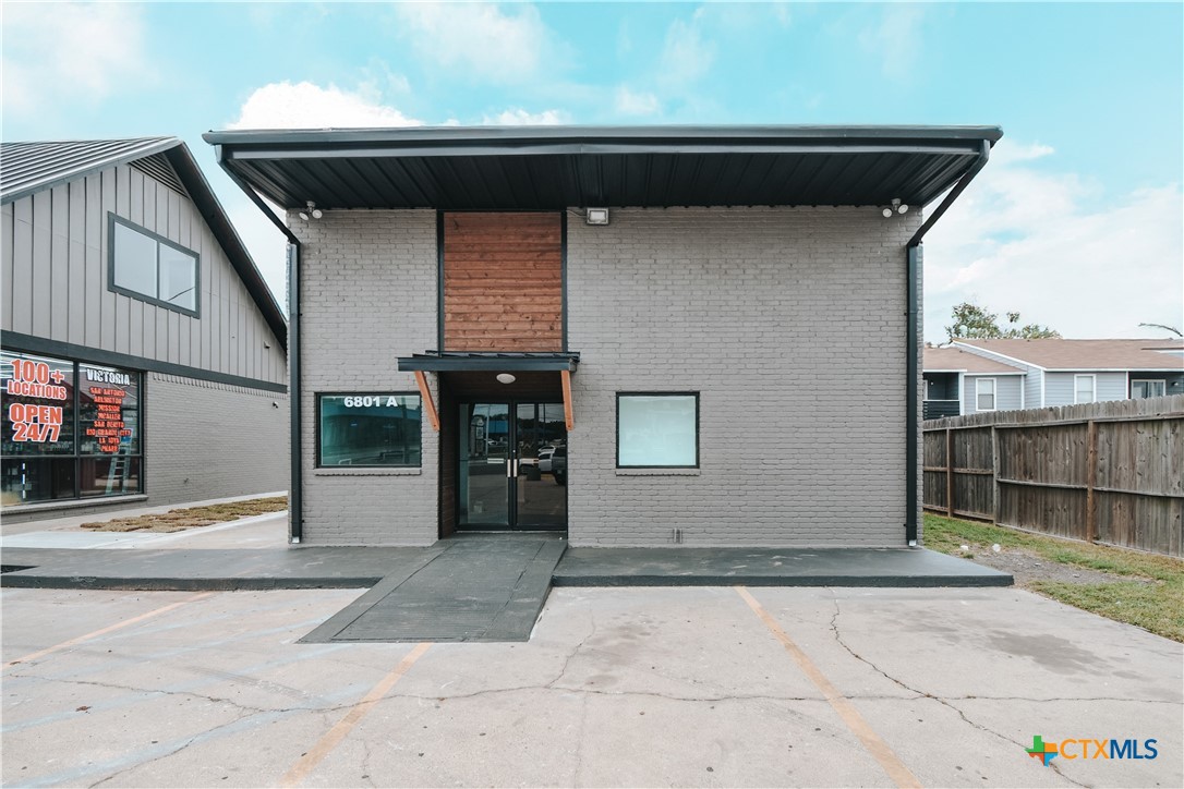 6801 Navarro