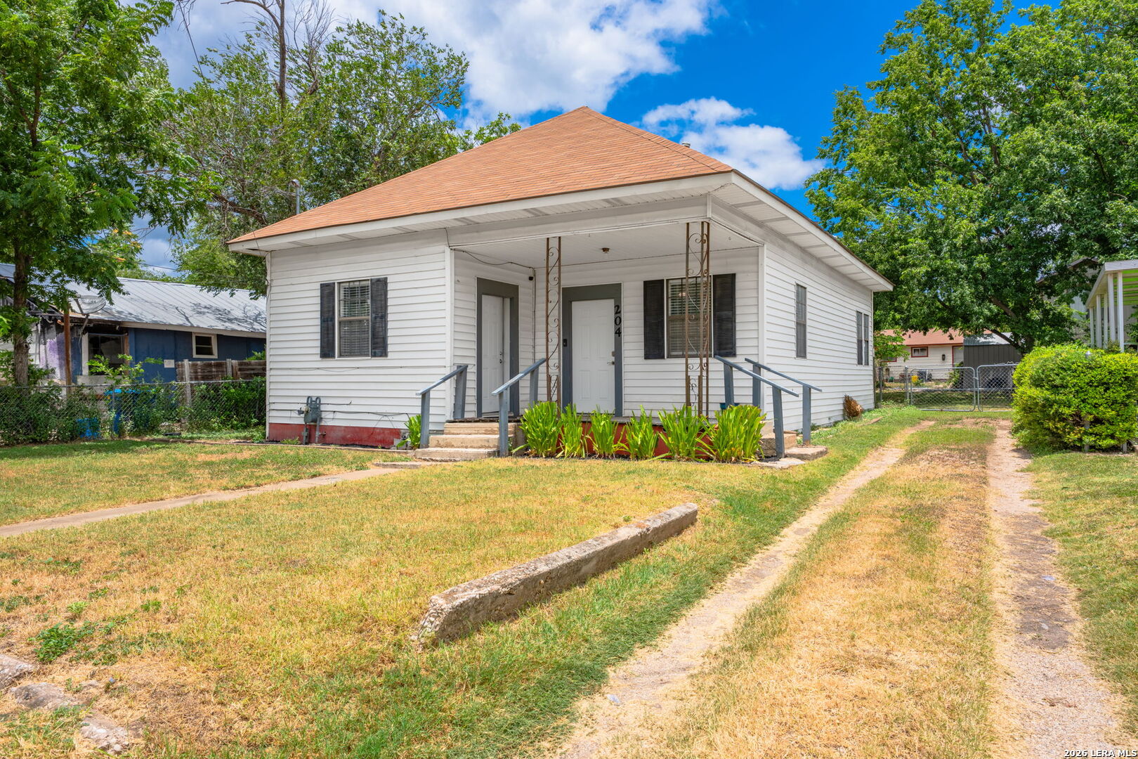 204 E DAVIS ST, Kerrville, TX 78028 — photo 1