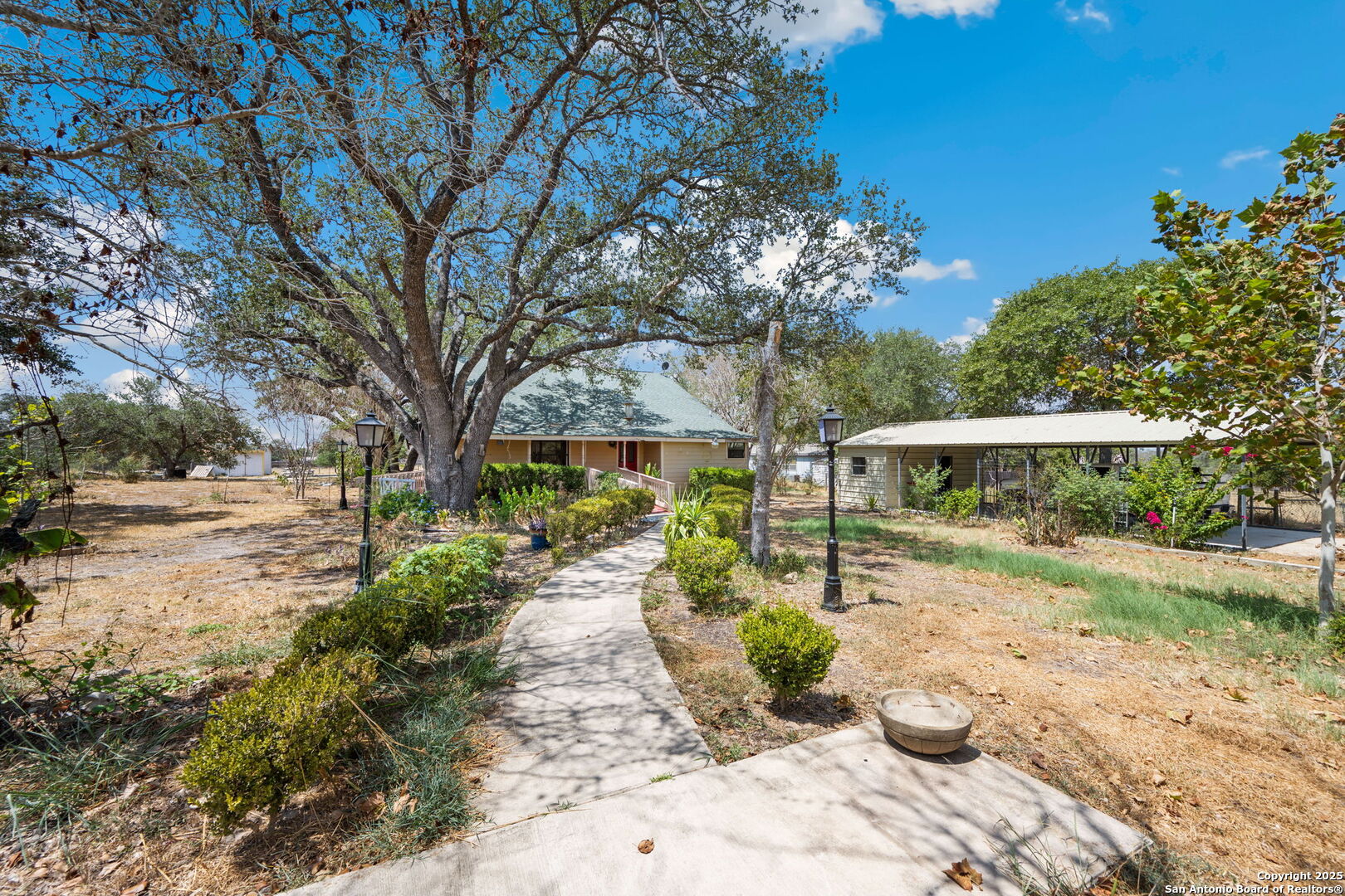 106 HICKORY CIR, Floresville, TX 78114 — photo 1