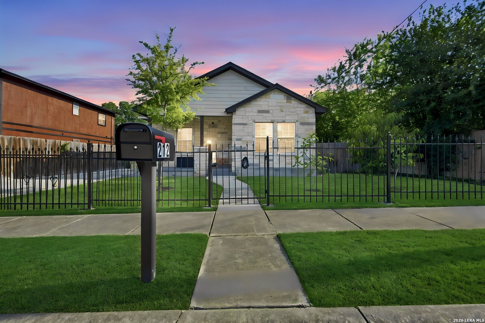 212 W Baylor, San Antonio, TX 78204 — photo 1