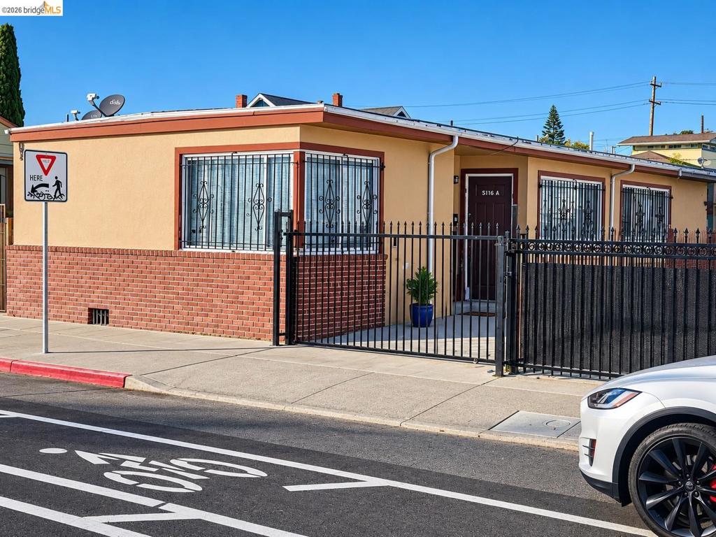 5116 Bancroft Avenue, Oakland, CA 94601 — photo 1