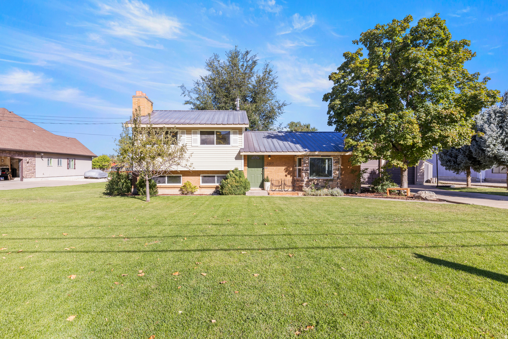 2317 E OAKRIDGE DR, Layton, UT 84040 — photo 1