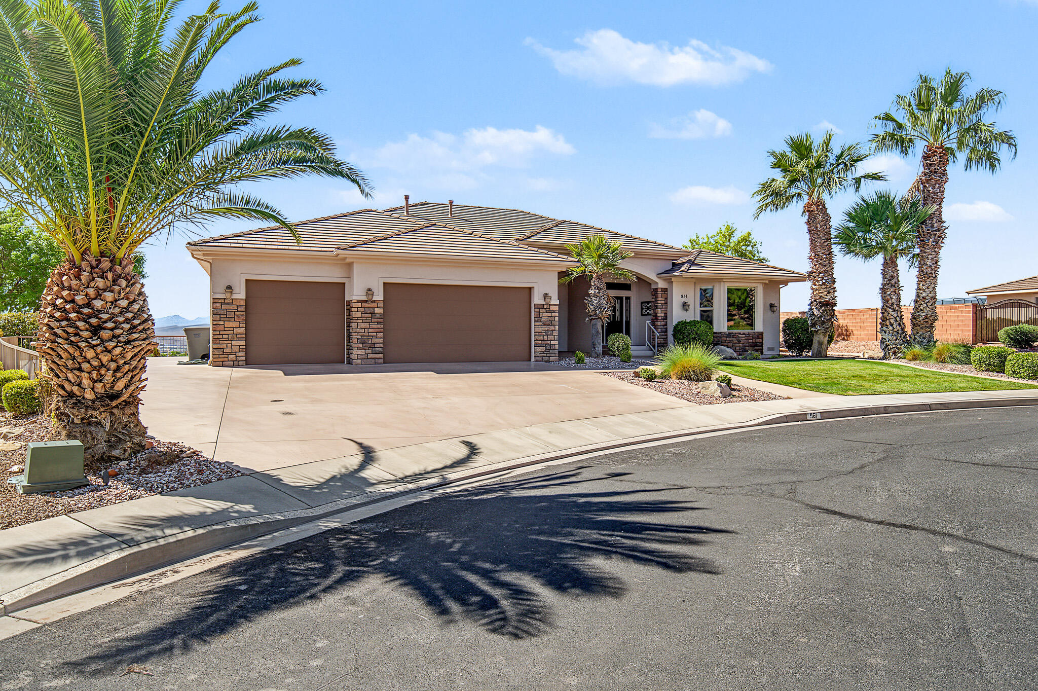 951 N Daybreak DR, Washington, UT 84780 — photo 1