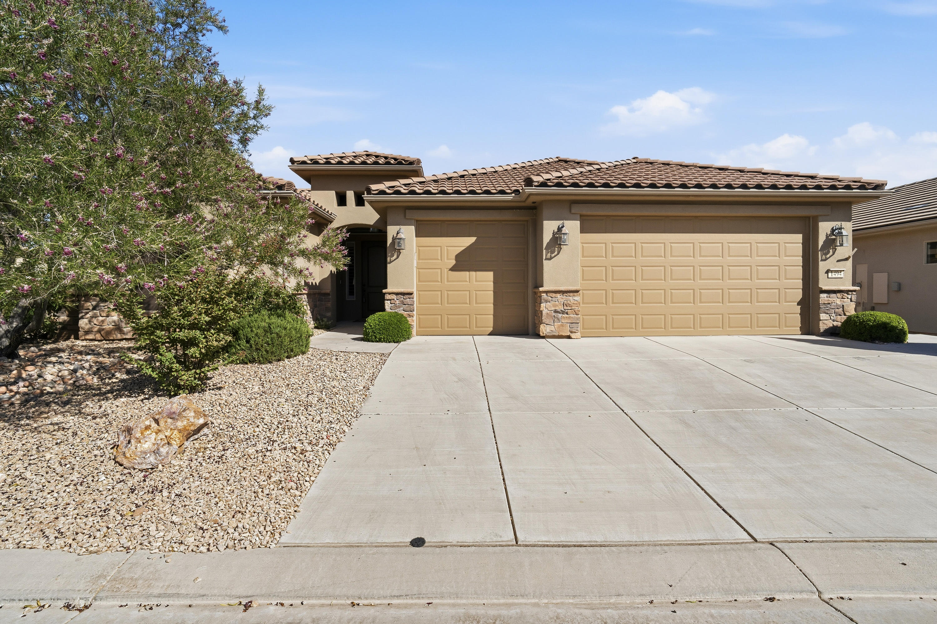 1494 W SONGBIRD DR, St George, UT 84790 — photo 1