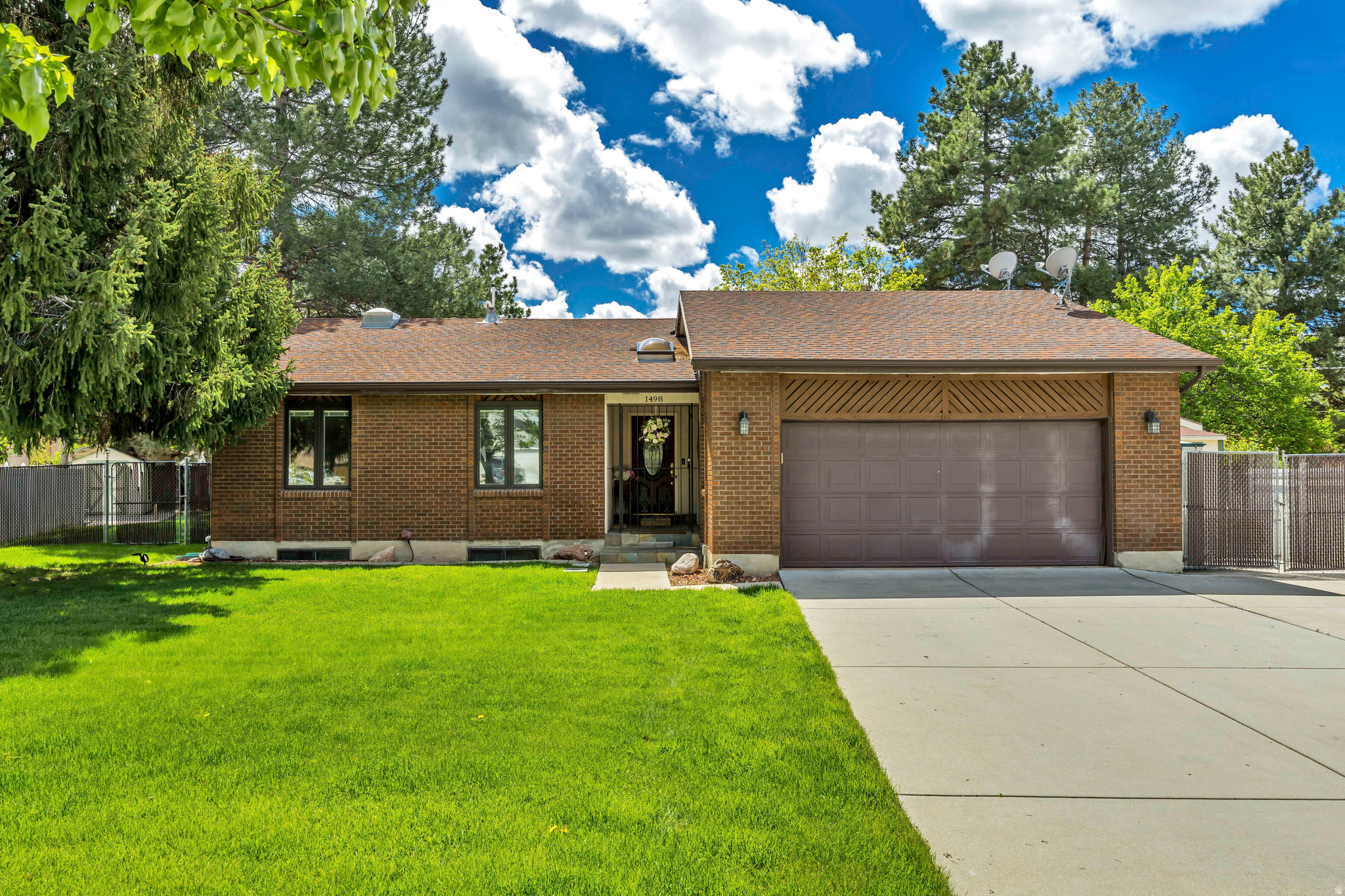 1498 E MOUNT MANOR CIR