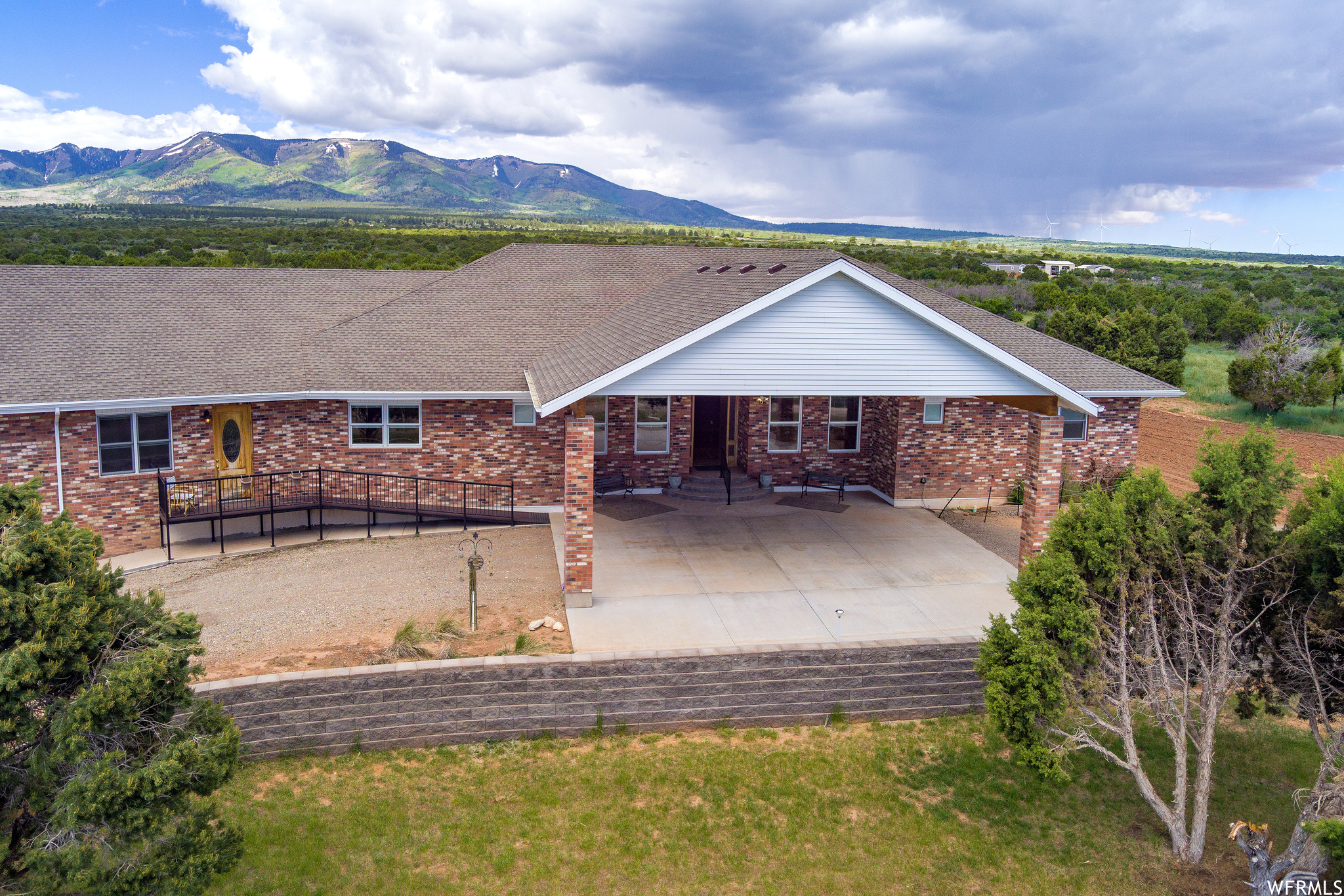 422 S CREEK RD, Monticello, UT 84535 — photo 1