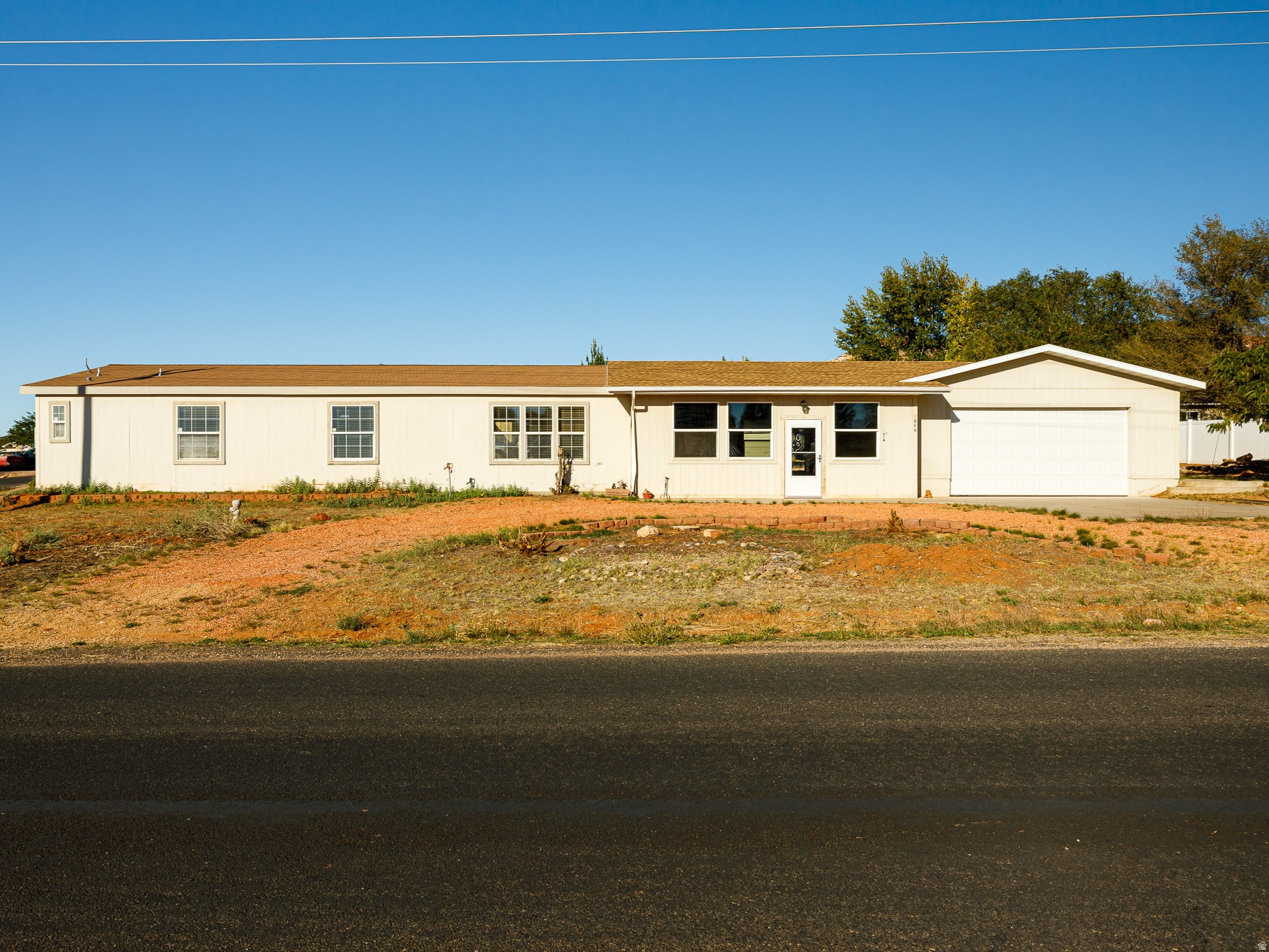1686 S POWELL DR, Kanab, UT 84741 — photo 1