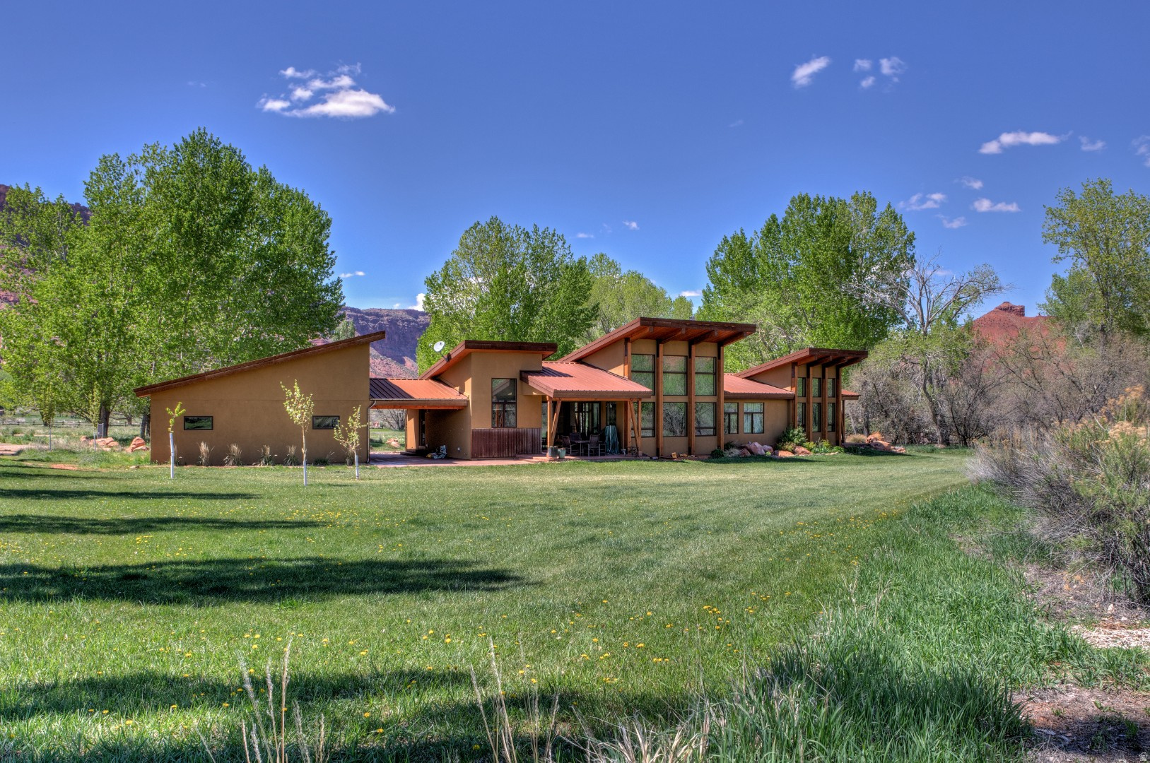 425  AMBER LN