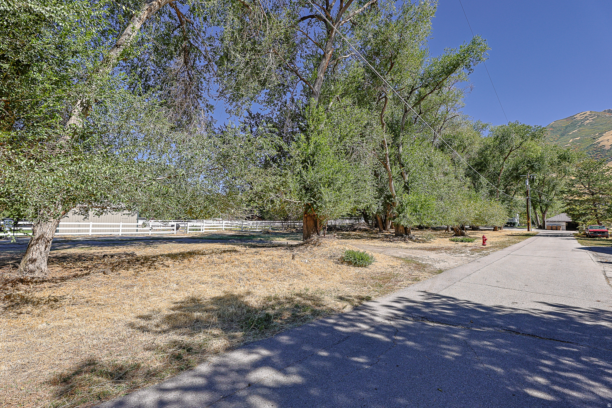 1511 E WINTER GLEN LN