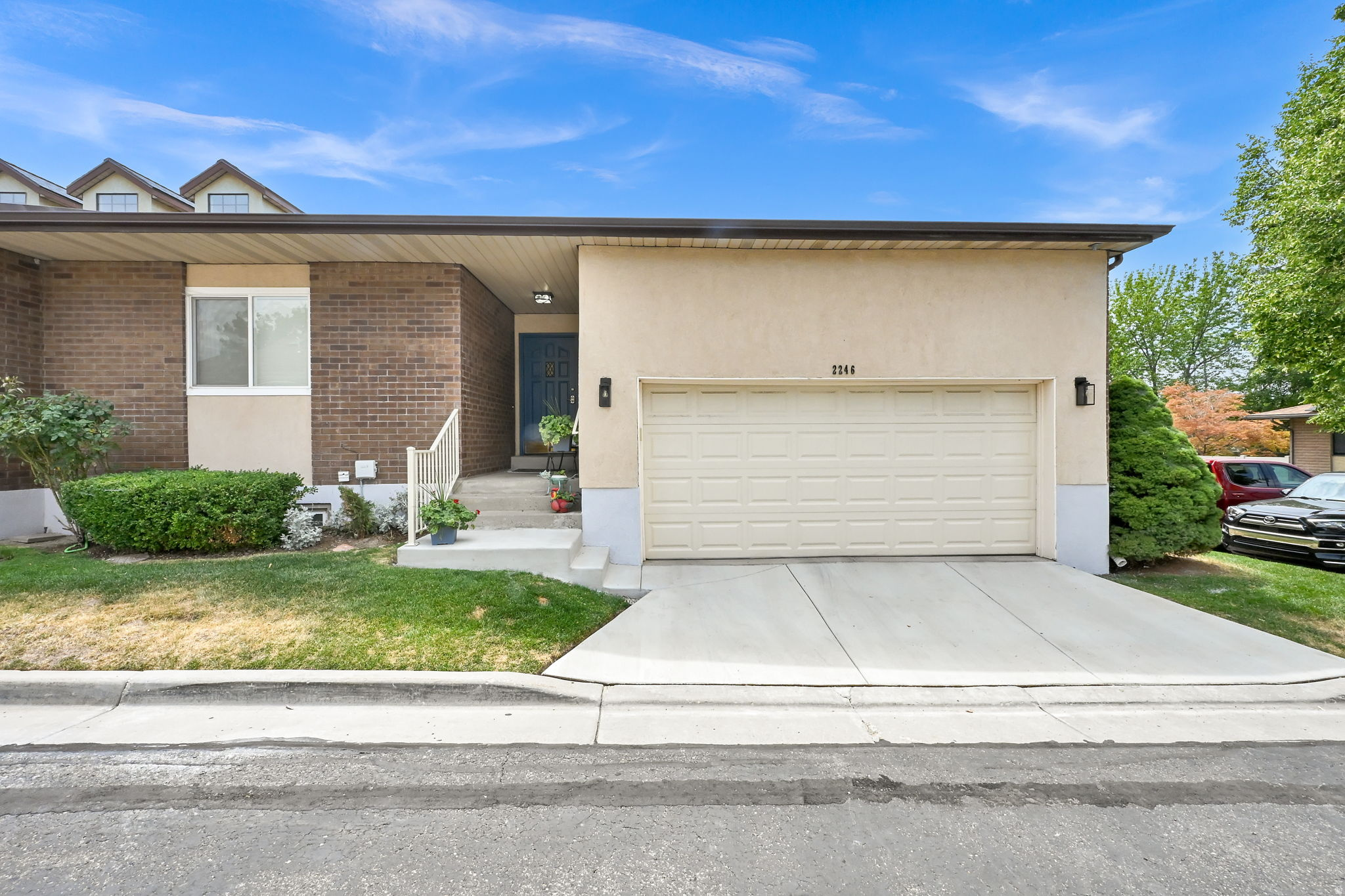 2246 E LINCOLN CT, Holladay, UT 84124 — photo 1