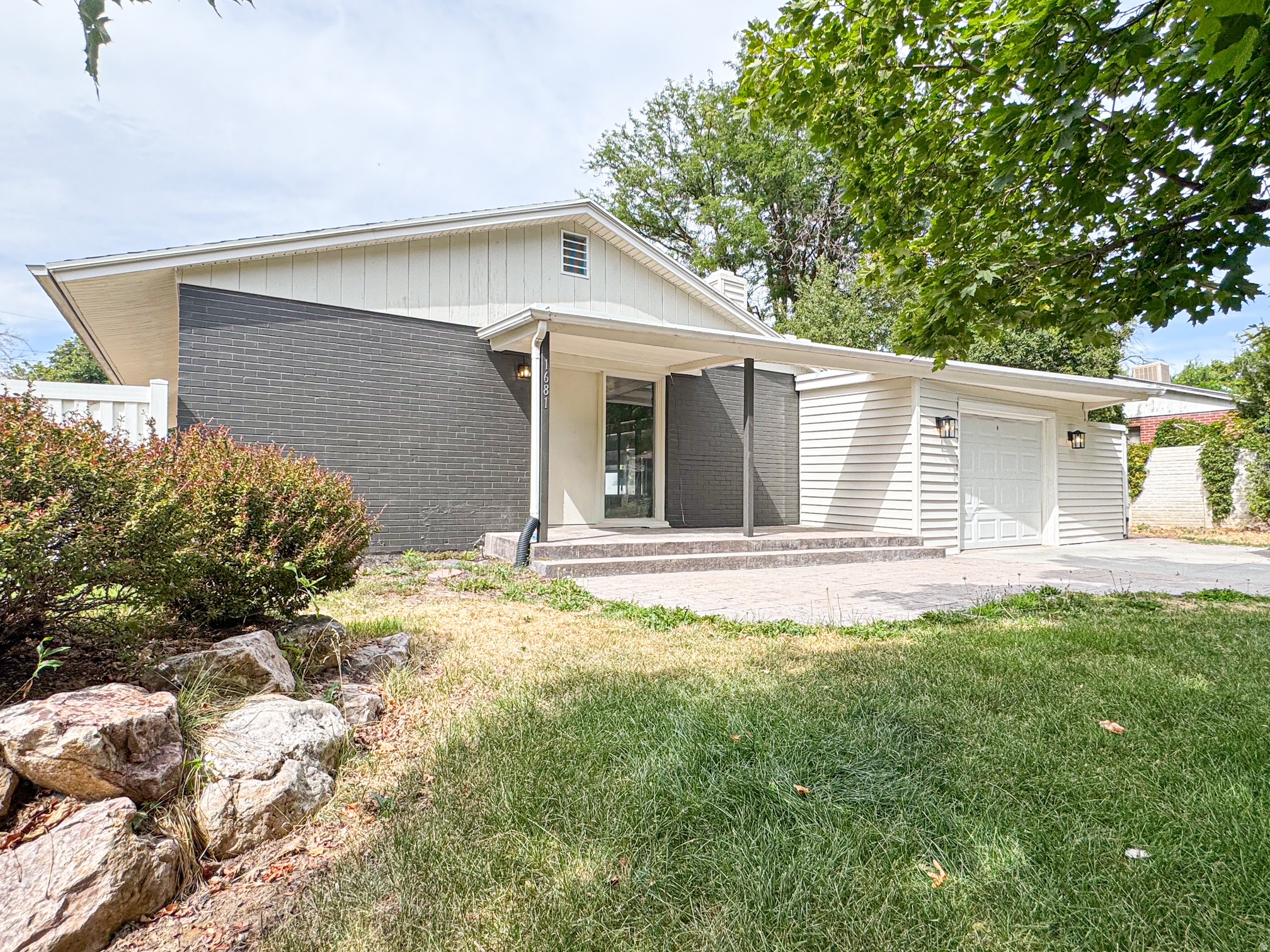 1681 E MEADOWMOOR RD, Holladay, UT 84117 — photo 1