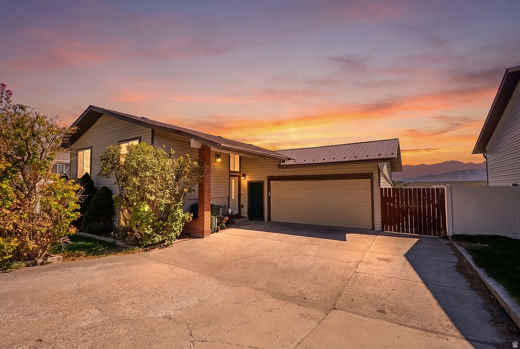 1637  GLACIER ST