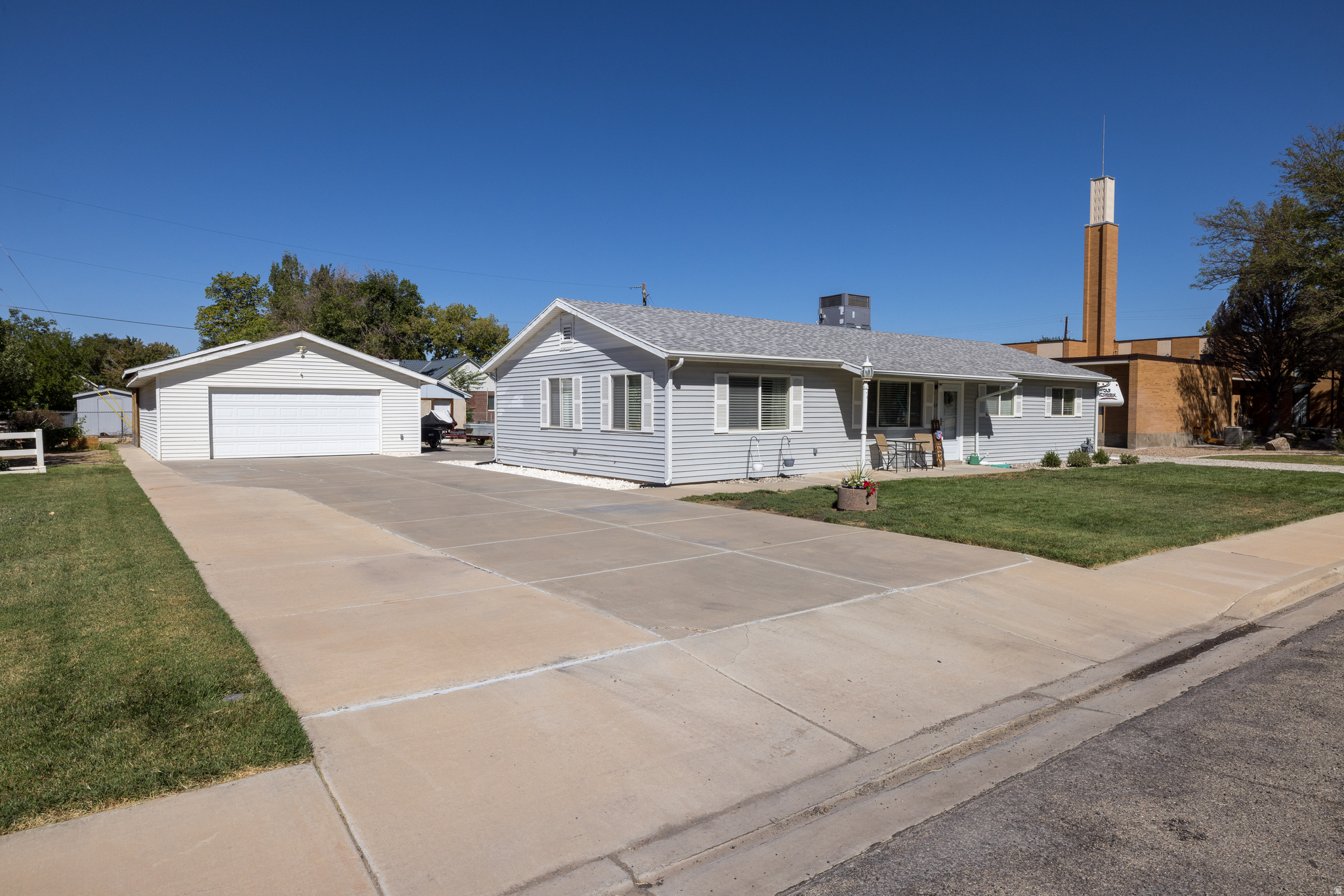 65 N CLARK ST, Green River, UT 84525 — photo 1