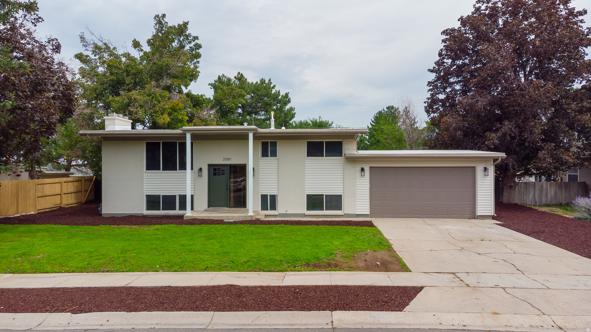 2085 E CASTLE HILL AVE, Cottonwood Heights, UT 84121 — photo 1