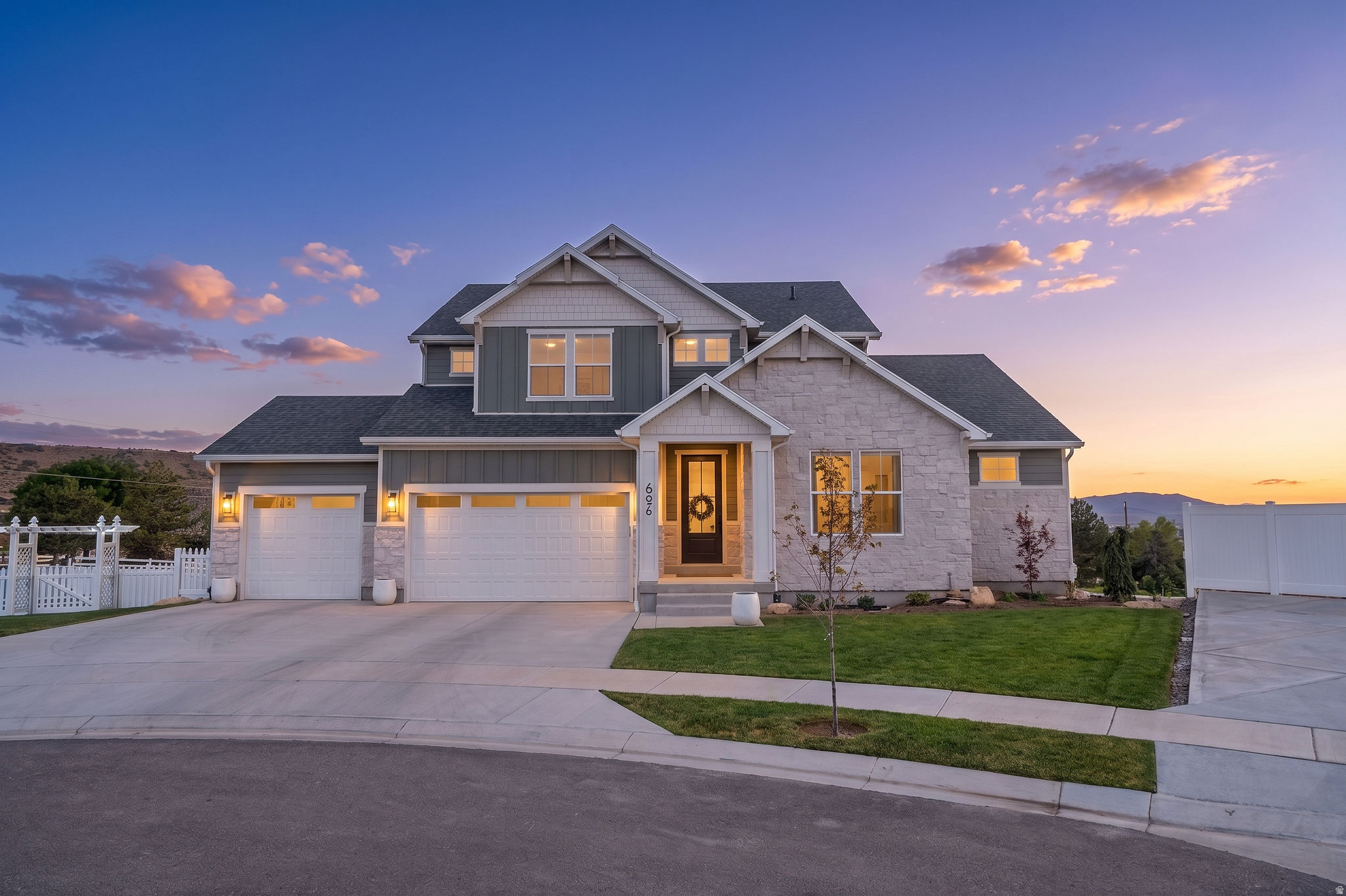 686 W EAGLECREST CIR