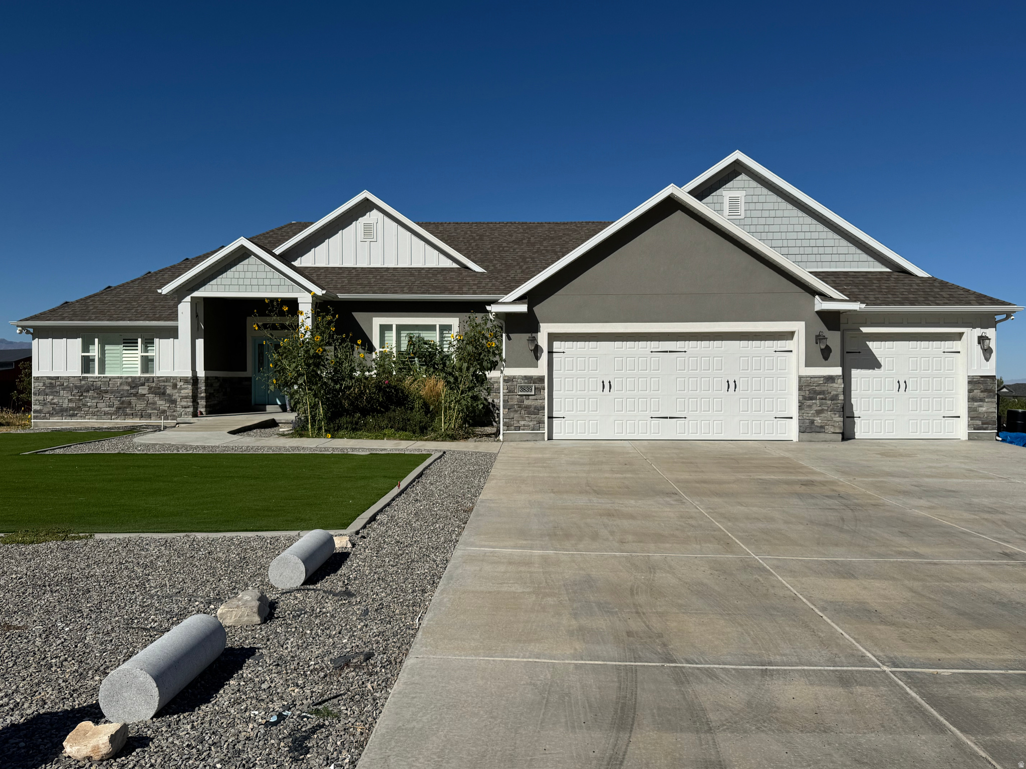 3839 N ARROWHEAD LN