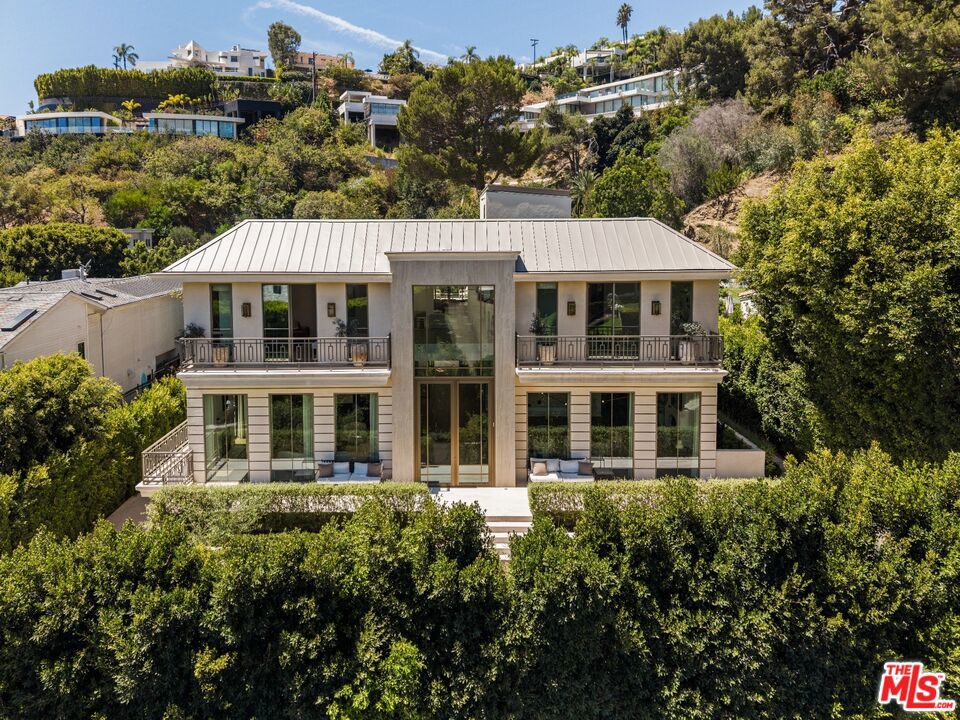 1395 N Doheny Drive, Los Angeles, CA 90069 — photo 1