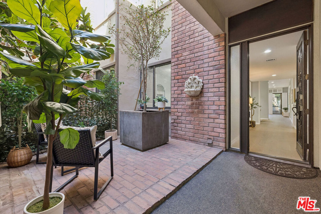 141 S Linden Drive 104, Beverly Hills, CA 90212 — photo 1
