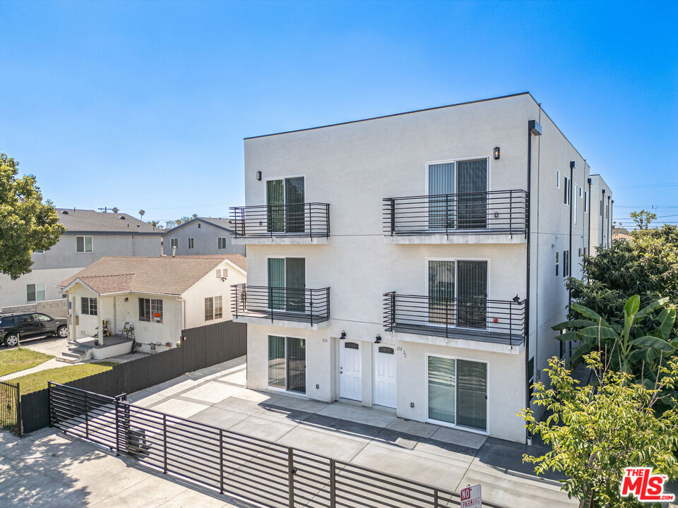 636 W 76th Street, Los Angeles, CA 90044 — photo 1
