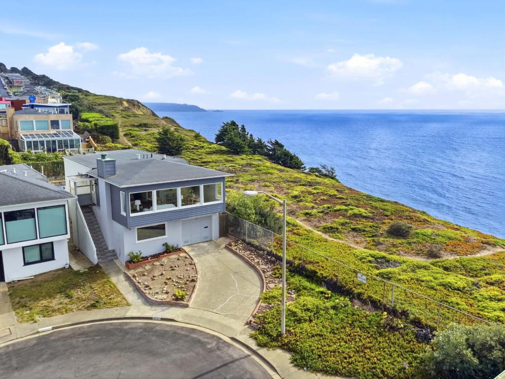 60 Roslyn Court, Daly City, CA 94015 — photo 1