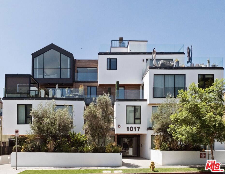 1017 N Croft PH01, Los Angeles, CA 90069 — photo 1